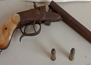 Homens com garrucha rendem motorista e são presos