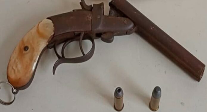 Homens com garrucha rendem motorista e são presos