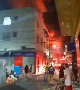 Incêndio destrói lojas do Centro de Campos dos Goytacazes