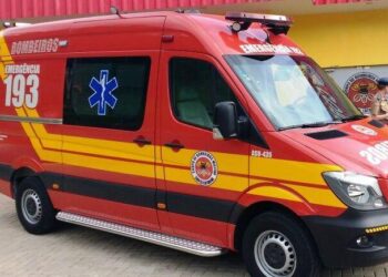 Homem fica preso em poste após descarga elétrica em São João da Barra