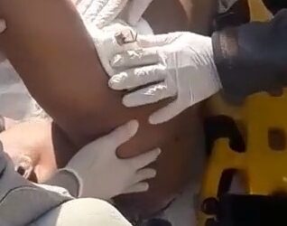 Base de guarda-sol perfura axila de turista