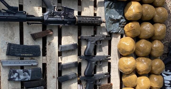PM e PF apreendem armas e drogas em comunidade de Macaé