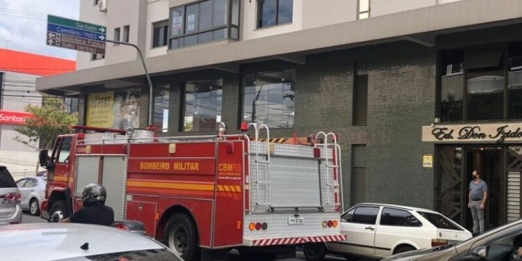 Panela de pressão causa princípio de incêndio em apartamento no centro de Campos