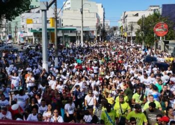 Marcha para Jesus reúne centenas de fiéis