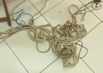 Família é amarrada durante assalto a supermercado  em Campos