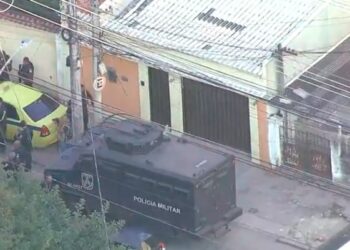 Polícia faz operação contra milícia do transporte clandestino em Rio das Ostras