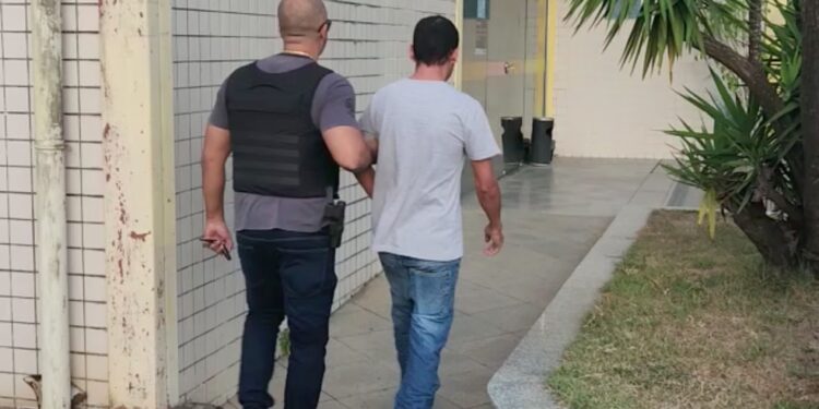 Suspeito de esfaquear homem em praça pública é preso