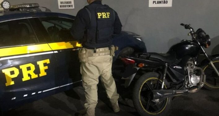 Motocicleta com placa de fabricação caseira é apreendida