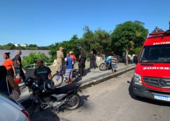 Mulher socorrida ao cair em rio na Região