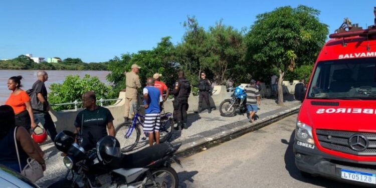 Mulher socorrida ao cair em rio na Região