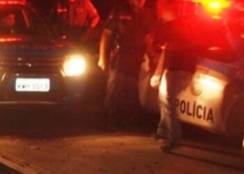 Foragido luta com policiais e tenta fugir ao ser preso