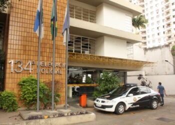 Homens são flagrados com carro furtado em Campos