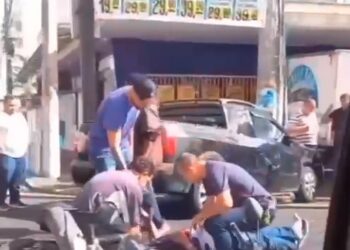 Motociclista ferido após colisão com um carro no centro de Campos