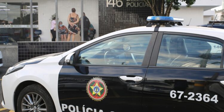 Homem acusado de matar mãe e esposa dentro de residência