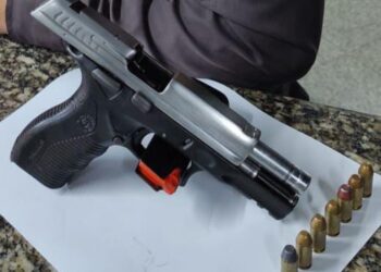 Homem portando pistola em frente à boate é preso