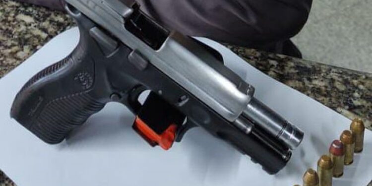 Homem portando pistola em frente à boate é preso