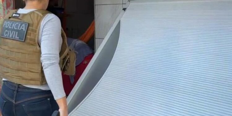 Homem preso após agredir a própria mãe