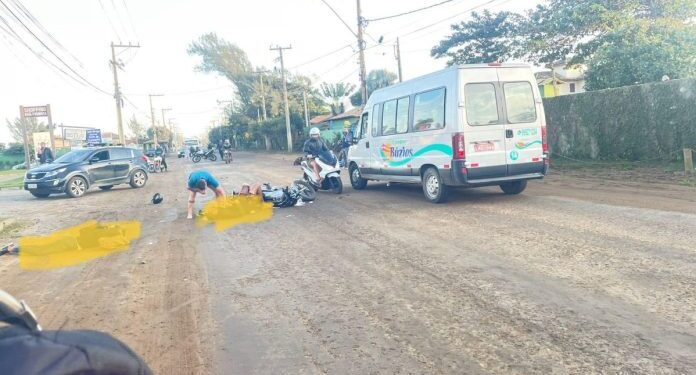 Motociclistas feridos após colisão na Marina de Búzios
