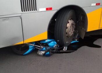 Mulher fica ferida após moto parar debaixo de ônibus