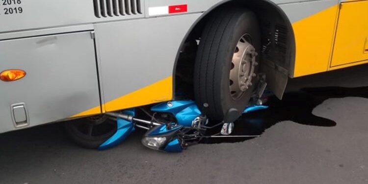 Mulher fica ferida após moto parar debaixo de ônibus