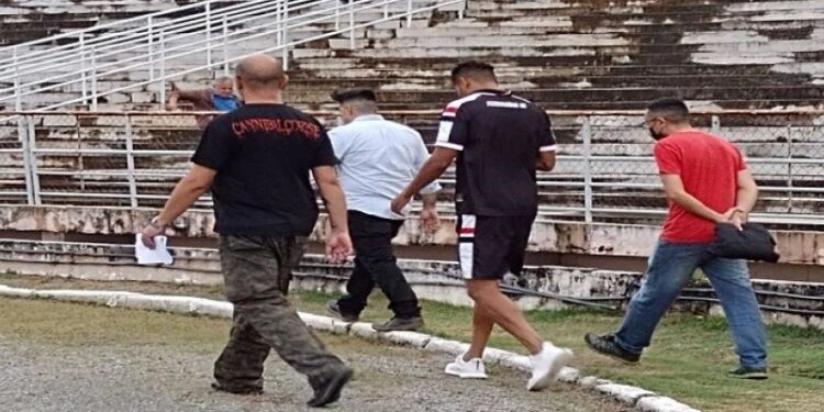 Jogador preso em estádio antes da partida