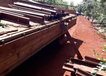 Caminhão com trilhos furtados de ferrovia de Campos