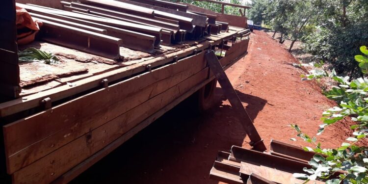 Caminhão com trilhos furtados de ferrovia de Campos