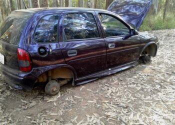 Carro furtado encontrado sem rodas em Campos