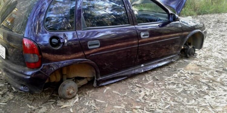 Carro furtado encontrado sem rodas em Campos