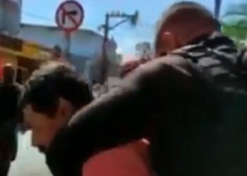 PM contém homem com faca em surto psiquiátrico