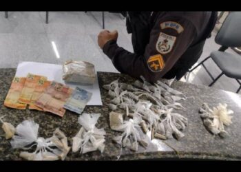 PM prende dois traficantes em flagrante em Campos