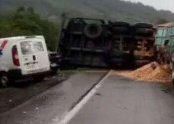 Motorista dorme ao volante e caminhão tomba na BR 101