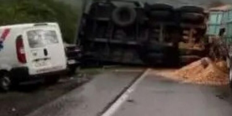 Motorista dorme ao volante e caminhão tomba na BR 101