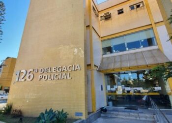 Homem morre após esfaquear mulher e resistir à prisão