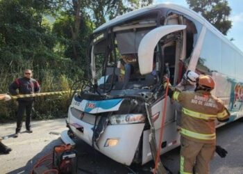 Ônibus e caminhão colidem na RJ-106