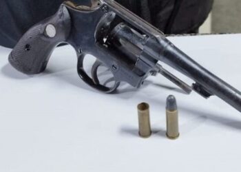 Criança baleada na cabeça acidentalmente pelo irmão 