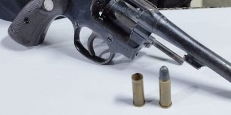 Criança baleada na cabeça acidentalmente pelo irmão 