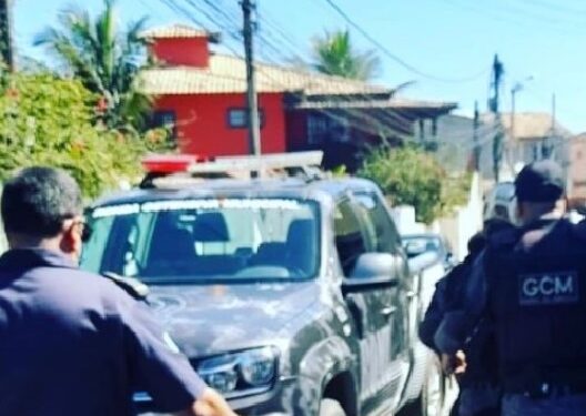 Homem embriagado tenta fugir da GM e acaba sendo atacado por cachorro em Búzios