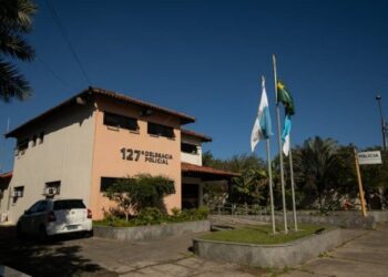 Ex ameaça mulher com faca e tenta derrubar casa com retroescavadeira