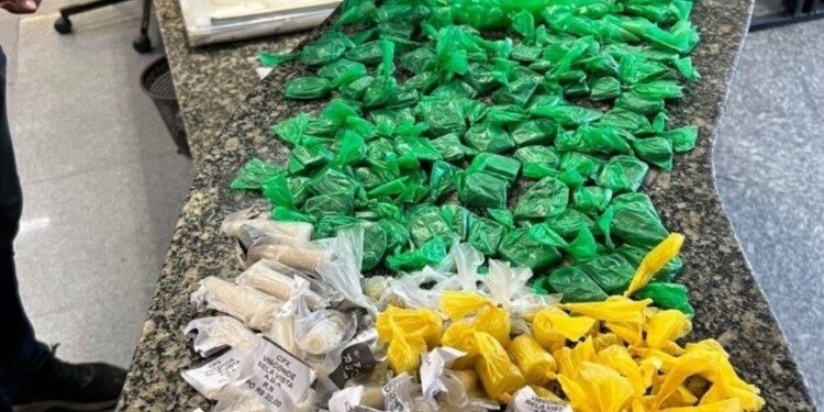 PM prende homem com farta quantidade de drogas em Macaé