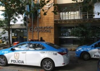 Três homens presos por furto de telhas em residência