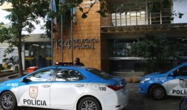 Três homens presos por furto de telhas em residência