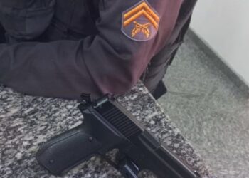 Criminoso é preso com réplica de arma de fogo em frente a joalheria