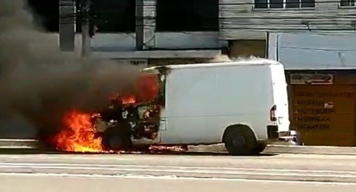 Van pega fogo no Centro da Cidade de Araruama