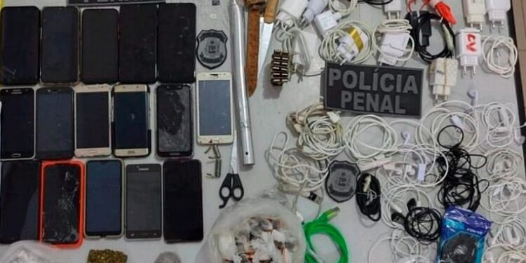 Drogas e celulares são apreendidos em presídio de Campos