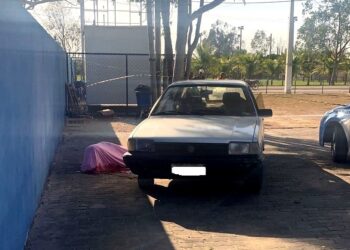 Homem é executado a tiros na calçada de uma creche