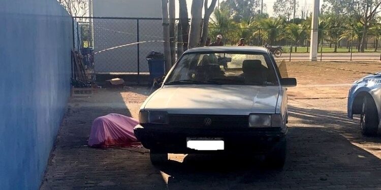 Homem é executado a tiros na calçada de uma creche