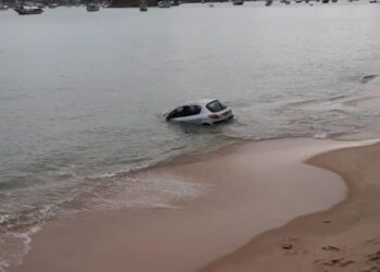 Veículo vai parar dentro do mar em Búzios