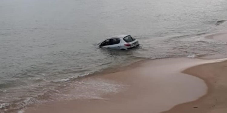 Veículo vai parar dentro do mar em Búzios