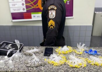 Suspeito foge e abandona bolsa com drogas